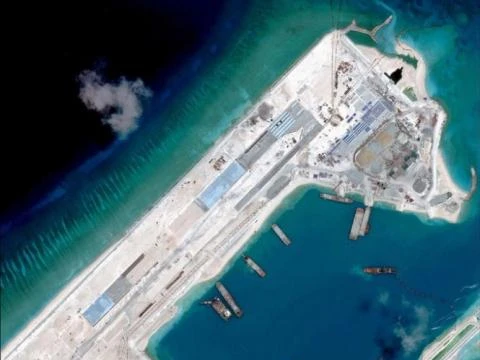 Đảo nhân tạo Trung Quốc xây trái phép trên Đá Chữ Thập thuộc quần đảo Trường Sa của Việt Nam. Ảnh: Reuters