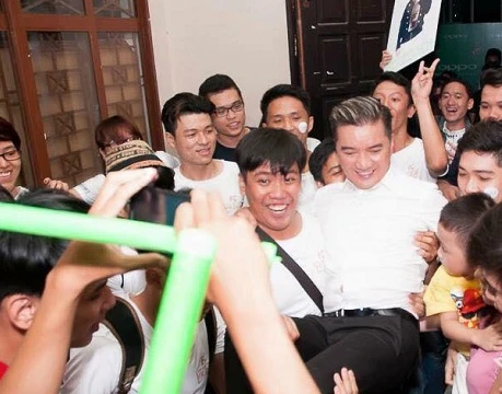 Fan vây quanh Đàm Vĩnh Hưng tại The Voice 2015. Ảnh: FanViet.vn