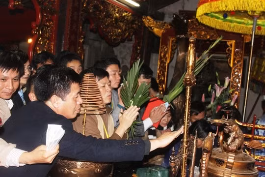 Cảnh cướp hoa, cướp lộc tại đền Trần