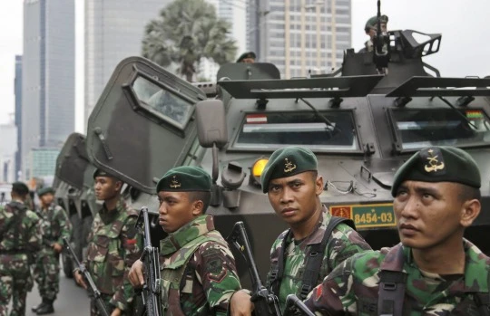 Lực lượng quân đội Indonesia làm nhiệm vụ bảo vệ tại trung tâm Jakarta ngày 13/1