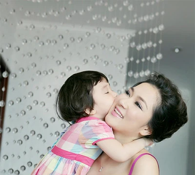 Hoa hậu Nguyễn Thị Huyền và con gái Tống Khánh Linh 