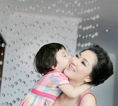 Hoa hậu Nguyễn Thị Huyền và con gái Tống Khánh Linh 