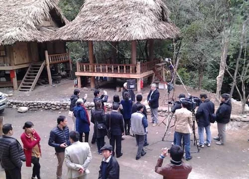 Một số nhà sàn đã hoàn thiện tại phim trường - Ảnh: V.L