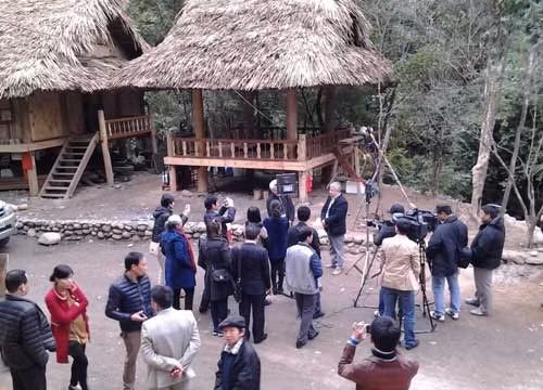 Một số nhà sàn đã hoàn thiện tại phim trường - Ảnh: V.L