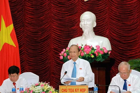 Bí thư Tỉnh ủy Bình Thuận Nguyễn Mạnh Hùng (giữa) cho hay tỉnh này đã đề xuất nhiều phương án xử lý chất nạo vét thay vì nhận chìm xuống biển. Ảnh: PHƯƠNG NAM