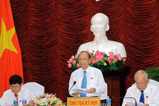 Bí thư Tỉnh ủy Bình Thuận Nguyễn Mạnh Hùng (giữa) cho hay tỉnh này đã đề xuất nhiều phương án xử lý chất nạo vét thay vì nhận chìm xuống biển. Ảnh: PHƯƠNG NAM