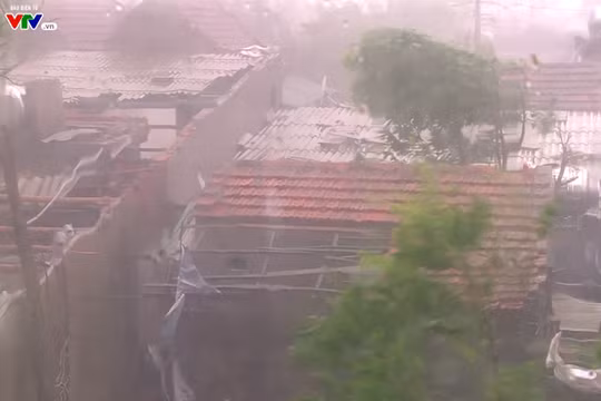 Rất nhiều ngôi nhà bị tốc mái do ảnh hưởng của bão số 10 - Ảnh: VTV
