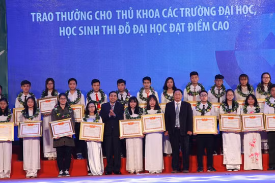 Trao thưởng cho Thủ khoa các trường ĐH, học sinh thi đỗ ĐH đạt điểm cao.
