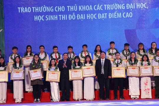 Trao thưởng cho Thủ khoa các trường ĐH, học sinh thi đỗ ĐH đạt điểm cao.