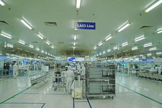 Tổ hợp nhà máy Samsung Electronics Ho Chi Minh Complex (SEHC) được khởi công từ giữa năm 2015 và chính thức đi vào hoạt động từ năm 2016. Đây là nhà máy sản xuất màn hình TV và các thiệt bị điện tử gia dụng lớn thứ 2 thế giới của Samsung, sau nhà máy ở Me