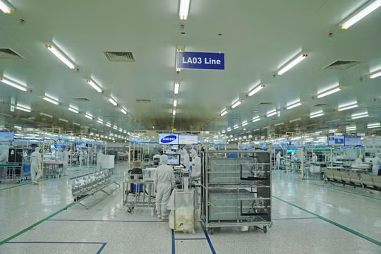 Tổ hợp nhà máy Samsung Electronics Ho Chi Minh Complex (SEHC) được khởi công từ giữa năm 2015 và chính thức đi vào hoạt động từ năm 2016. Đây là nhà máy sản xuất màn hình TV và các thiệt bị điện tử gia dụng lớn thứ 2 thế giới của Samsung, sau nhà máy ở Me