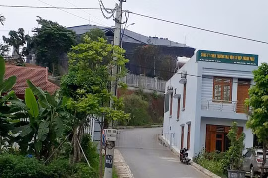 Lối vào công trình được cho là dinh thự của gia đình Giám đốc Công an tỉnh Yên Bái. Ảnh: Công Khanh.