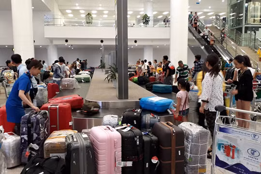 "Tắc nghẽn" khu vực băng chuyền hành lý tại sân bay Nội Bài tối ngày 28/7. Ảnh: C.K.