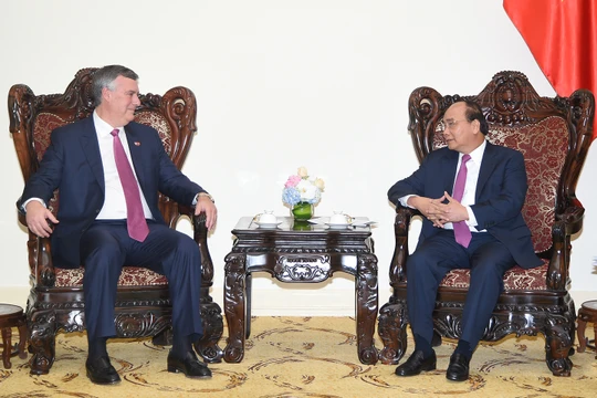Thủ tướng Nguyễn Xuân Phúc và ông Kevin Mc Allister, Chủ tịch kiêm Tổng Giám đốc Công ty Boeing Thương mại (Hoa Kỳ) - Ảnh: VGP
