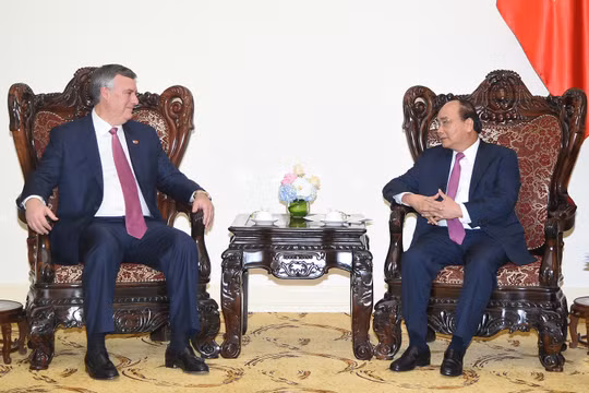 Thủ tướng Nguyễn Xuân Phúc và ông Kevin Mc Allister, Chủ tịch kiêm Tổng Giám đốc Công ty Boeing Thương mại (Hoa Kỳ) - Ảnh: VGP