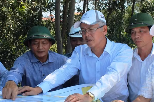 Đoàn công tác của Ủy ban Kinh tế thị sát hiện trường dự án cao tốc Bắc- Nam - Ảnh: Cổng TTĐT Quốc hội