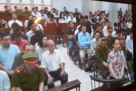 Bị cáo Nguyễn Minh Thu trả lời trước tòa ngày 9/9