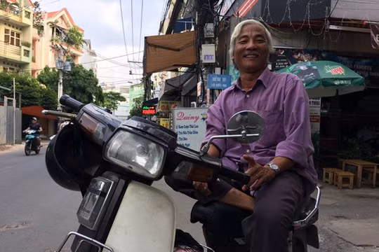 Công việc của những người lớn tuổi từ trước đến nay vốn coi nghề xe ôm là sinh kế chính đang bị đe dọa bởi công nghệ. Ảnh: Chính Phong.