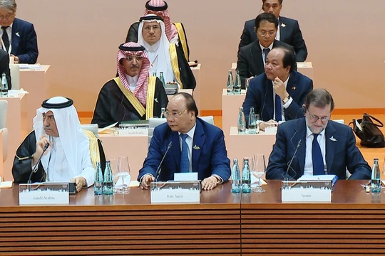 Thủ tướng Nguyễn Xuân Phúc phát biểu tại tại Phiên thảo luận về phát triển bền vững, biến đổi khí hậu và năng lượng của Hội nghị Thượng đỉnh G20 tại Hamburg, Đức. Ảnh: VGP