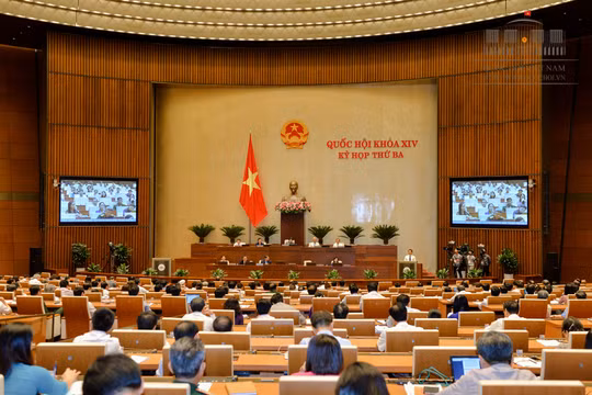 Luật Hỗ trợ doanh nghiệp nhỏ và vừa chính thức được Quốc hội thông qua với đa số đại biểu tán thành. - Ảnh: Cổng TTĐT Quốc hội