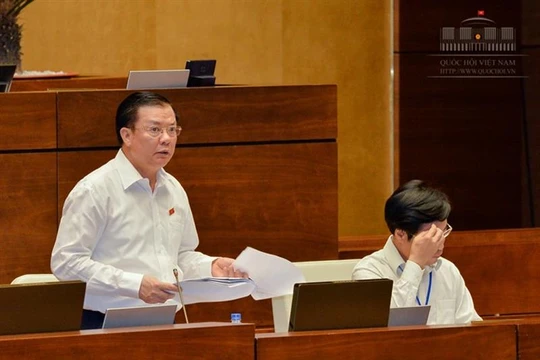 Bộ trưởng Bộ Tài chính Đinh Tiến Dũng giải trình về đầu mối quản lý nợ công. Ảnh: Cổng TTĐT QH