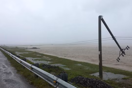 Hệ thống lưới điện bị ảnh hưởng nặng nề sau bão số 10 - Ảnh minh họa (Vietnamnet)