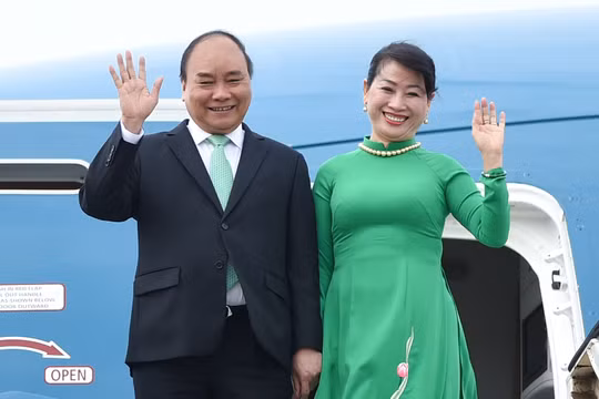 Thủ tướng Nguyễn Xuân Phúc và Phu nhân tại sân bay Schiphol Amsterdam. - Ảnh: VGP/Quang Hiếu