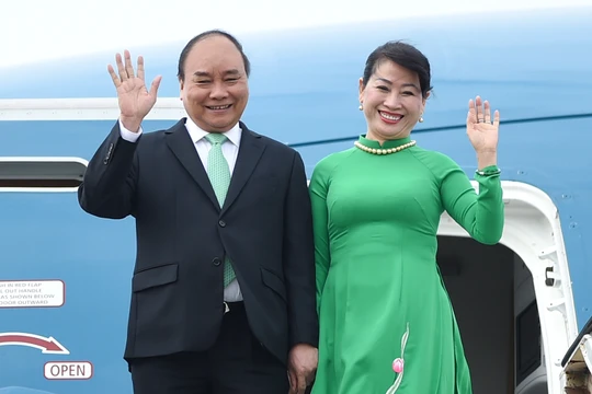 Thủ tướng Nguyễn Xuân Phúc và Phu nhân tại sân bay Schiphol Amsterdam. - Ảnh: VGP/Quang Hiếu