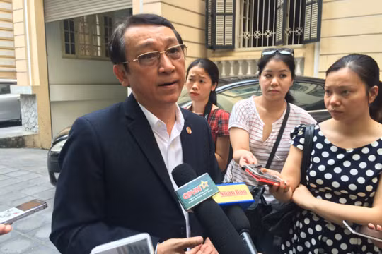 Ông Huỳnh Tấn Vinh trao đổi với cơ quan báo chí tại Tọa đàm “Phát triển du lịch bền vững tại Khu du lịch quốc gia Sơn Trà” hôm 30/5 . Ảnh - Quang Vững