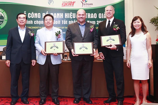 Giám đốc khối kinh doanh Golf BRG Mark Reeves (thứ hai từ trái sang) thay mặt BRG Đà Nẵng Golf Resort nhận giải thưởng “Best Tourism Attractiveness Course 2017" 