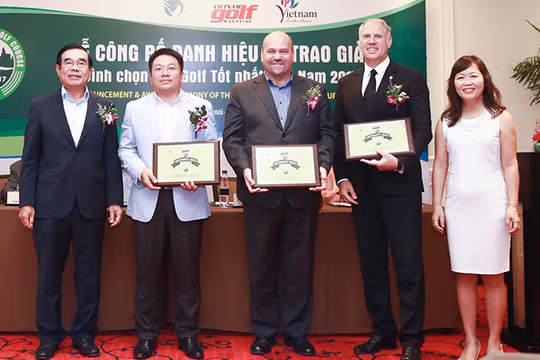 Giám đốc khối kinh doanh Golf BRG Mark Reeves (thứ hai từ trái sang) thay mặt BRG Đà Nẵng Golf Resort nhận giải thưởng “Best Tourism Attractiveness Course 2017" 