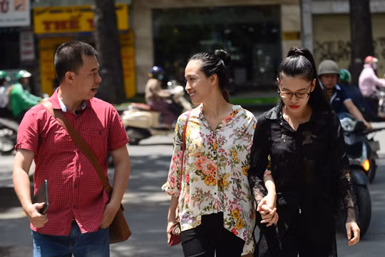 Hoa hậu Phương Nga trao đổi với phóng viên Zing.vn sau khi nhận quyết định tạm đình chỉ điều tra vụ án. Ảnh: Tùng Tin.