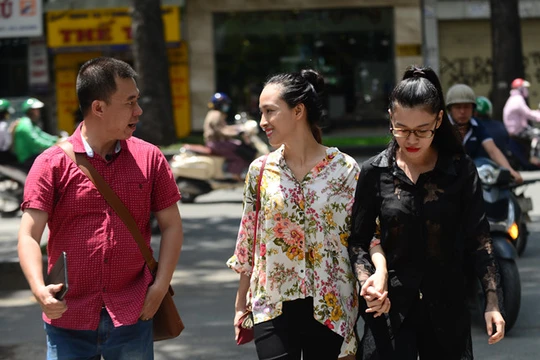 Hoa hậu Phương Nga trao đổi với phóng viên Zing.vn sau khi nhận quyết định tạm đình chỉ điều tra vụ án. Ảnh: Tùng Tin.