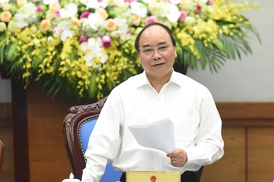 Thủ tướng Nguyễn Xuân Phúc đề nghị các địa phương, các cấp, các ngành phải đồng tâm, hiệp lực, chung sức, chung lòng vượt qua giai đoạn ngân sách khó khăn hiện nay - Ảnh: VGP/Quang Hiếu