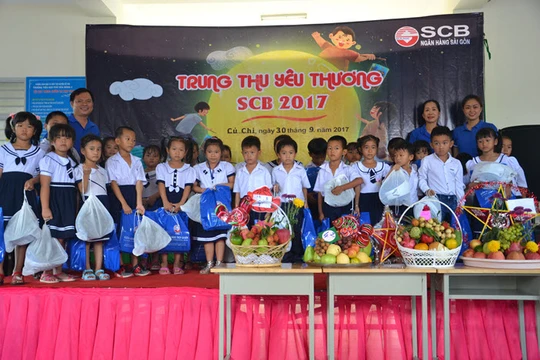 Đại diện SCB trao quà cho các em học sinh ở Củ Chi