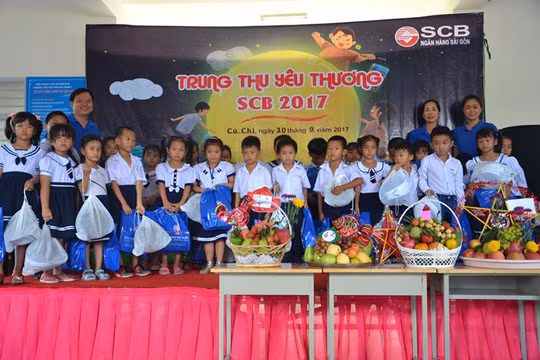 Đại diện SCB trao quà cho các em học sinh ở Củ Chi