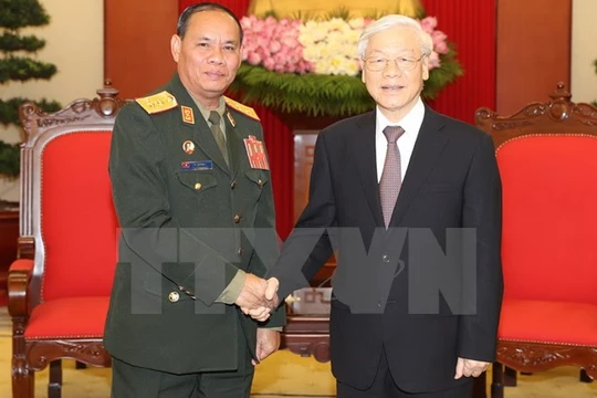 Tổng Bí thư Nguyễn Phú Trọng, Bí thư Quân ủy Trung ương tiếp Trung tướng Vilay Lakhamphong, Bí thư Trung ương Đảng, Chủ nhiệm Tổng cục Chính trị Quân đội Nhân dân Lào. Ảnh: TTXVN