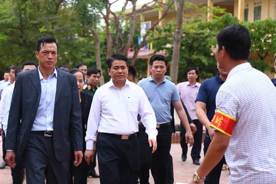 Chủ tịch UBND TP Nguyễn Đức Chung về thôn Hoành - Ảnh:VnExpress