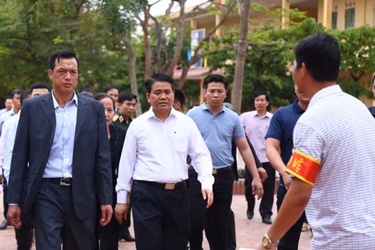 Chủ tịch UBND TP Nguyễn Đức Chung về thôn Hoành - Ảnh:VnExpress