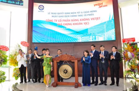 CEO Nguyễn Phương Thảo đánh cồng ngày chào sàn - Ảnh: HSX