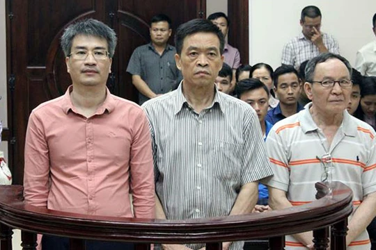 Giang Kim Đạt (bìa trái) cùng các bị cáo nghe tòa tuyên án - Ảnh: Tuổi Trẻ