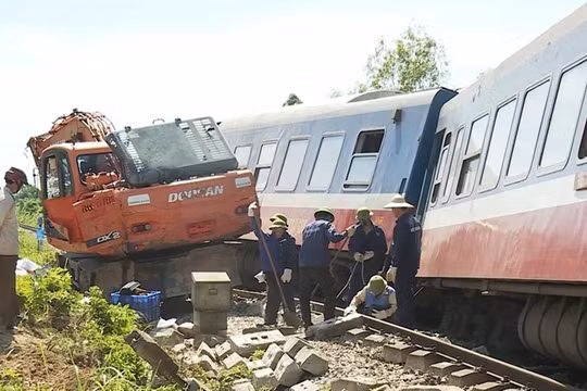Tài xế lái máy xúc đã cố tình cho xe vượt qua đường sắt khiến tai nạn xảy ra. Ảnh: CTV Báo Lao động