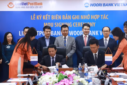 Ông Phạm Doãn Sơn, Tổng Giám đốc LienVietPost Bank và ông Ông Kim Seung Rock, TGĐ Woori Việt Nam ký biên bản ghi nhớ hợp tác.