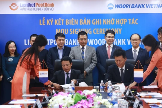 Ông Phạm Doãn Sơn, Tổng Giám đốc LienVietPost Bank và ông Ông Kim Seung Rock, TGĐ Woori Việt Nam ký biên bản ghi nhớ hợp tác.