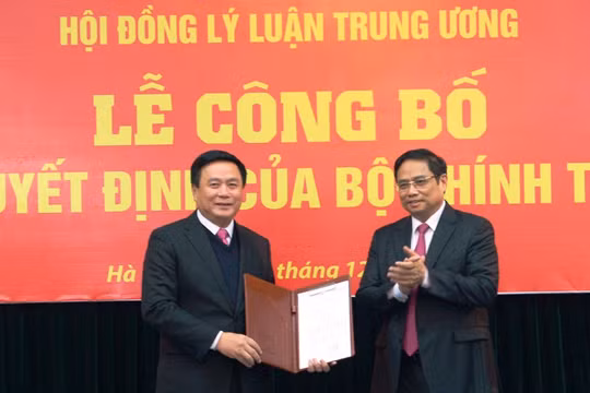 Đồng chí Phạm Minh Chính trao Quyết định của Bộ Chính trị cho đồng chí Nguyễn Xuân Thắng - Ảnh: BĐT Đảng cộng sản.