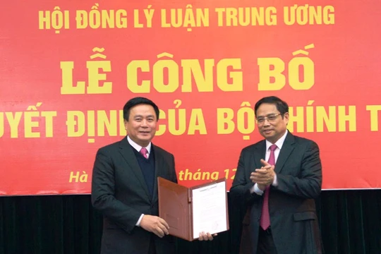 Đồng chí Phạm Minh Chính trao Quyết định của Bộ Chính trị cho đồng chí Nguyễn Xuân Thắng - Ảnh: BĐT Đảng cộng sản.