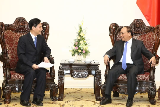 Thủ tướng Nguyễn Xuân Phúc tiếp ông Trần Nghĩa Long, Chủ tịch HĐQT Công ty TNHH Tập đoàn Năng lượng mới Kaidi Dương Quang. Ảnh: VGP