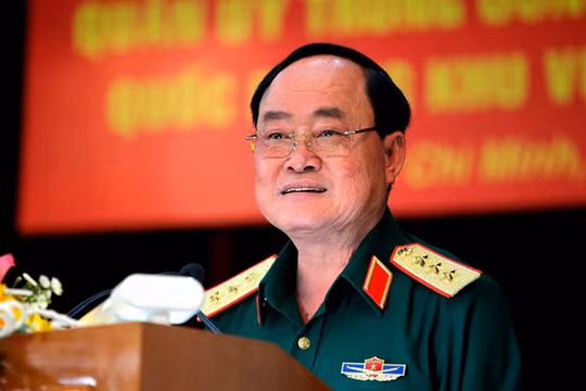 Thượng tướng Trần Đơn - Thứ trưởng Bộ Quốc phòng báo cáo tình hình sử đụng đất quốc phòng khu vực sân bay Tân Sơn Nhất tại Hội nghị sáng 8.8 Ảnh: Ngọc Dương