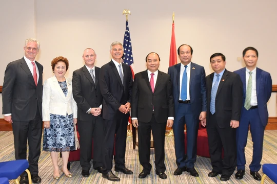 Thủ tướng Nguyễn Xuân Phúc chụp ảnh với lãnh đạo hai tập đoàn BRG và Hilton Worldwide