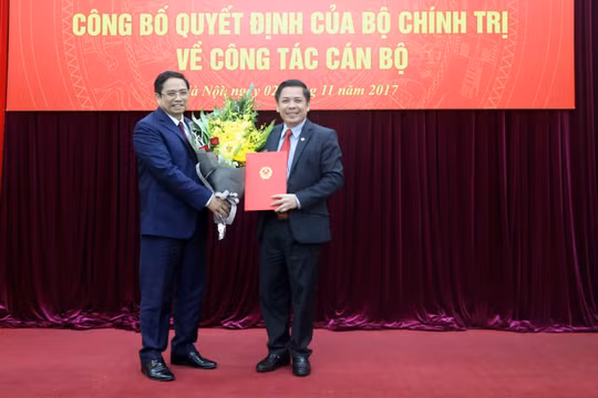 Ông Phạm Minh Chính trao Quyết định bổ nhiệm ông Nguyễn Văn Thể giữ chức Bộ trưởng Bộ GTVT - Ảnh: Bộ GTVT